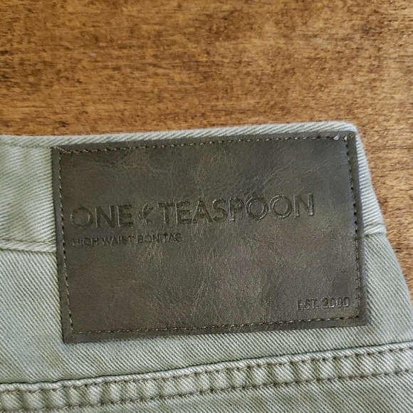 One Teaspoon Women's Green Distressed Denim Shorts 23 - Picture 8 of 9